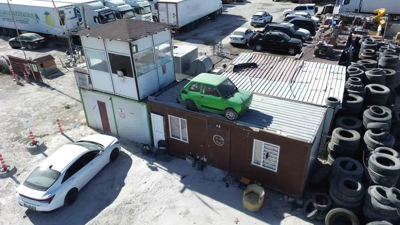 Arkadaşının Emanet Otomobiline Ziyan Gelmesin Diye Forkliftle Konteynerin Üzerine Koydurdu