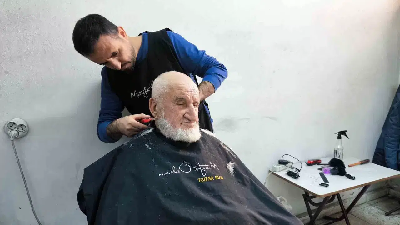 Artvinli Genç Kuaför Yaşlılara Vefa Borcunu Mesleğiyle Ödüyor