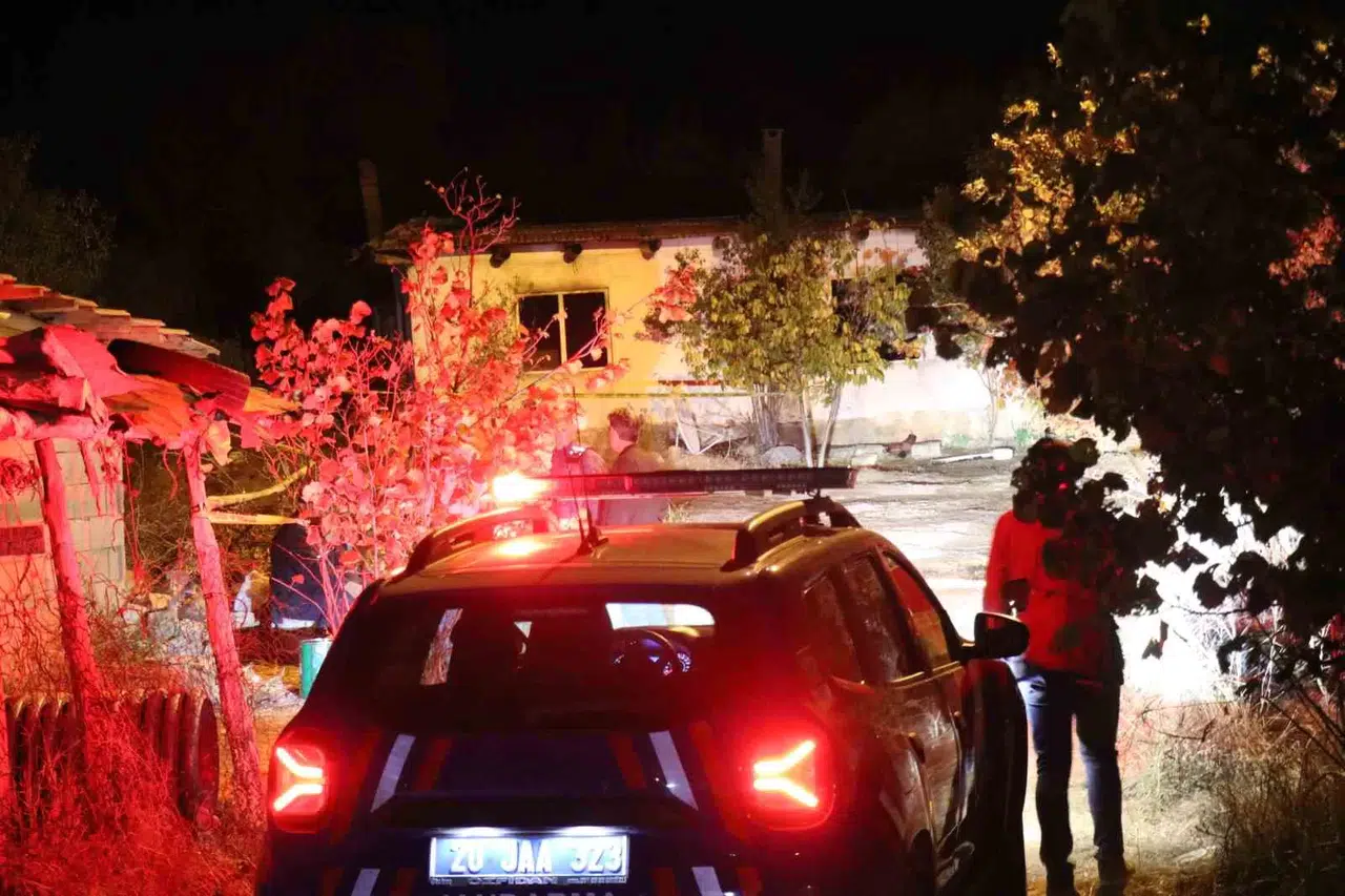 Babasını ve Ağabeyini Bıçaklayıp Meskeni Ateşe Veren Şahıs Sözünde Kendisiyle Çelişti