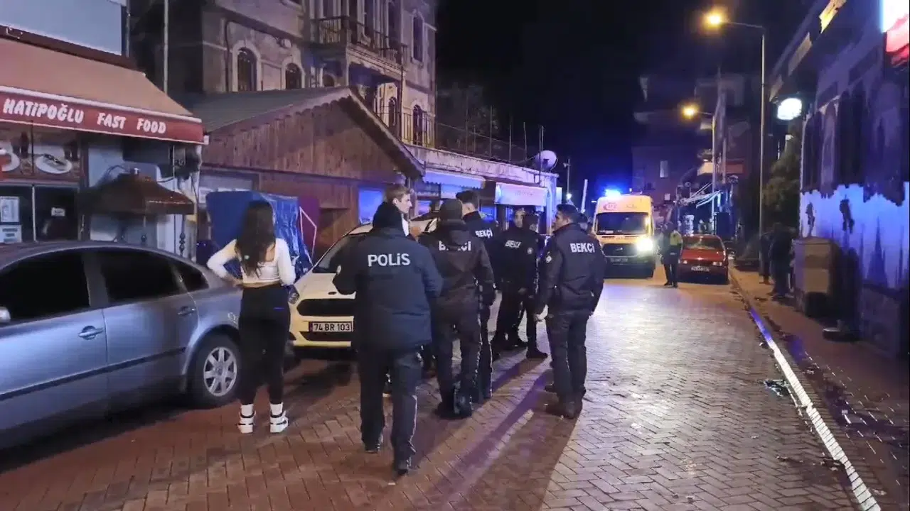 Bartın’da Şişeli, Bıçaklı "Kadına Bakma" Hengamesi: 2 Yaralı