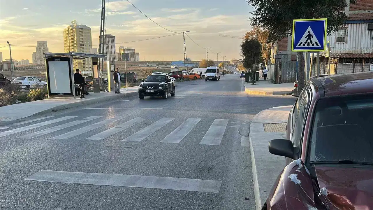 Başakşehir’de Yarış Yapan Araba Şoförü, Personellerin Oturduğu Toprağa Uçtu: 4 Yaralı