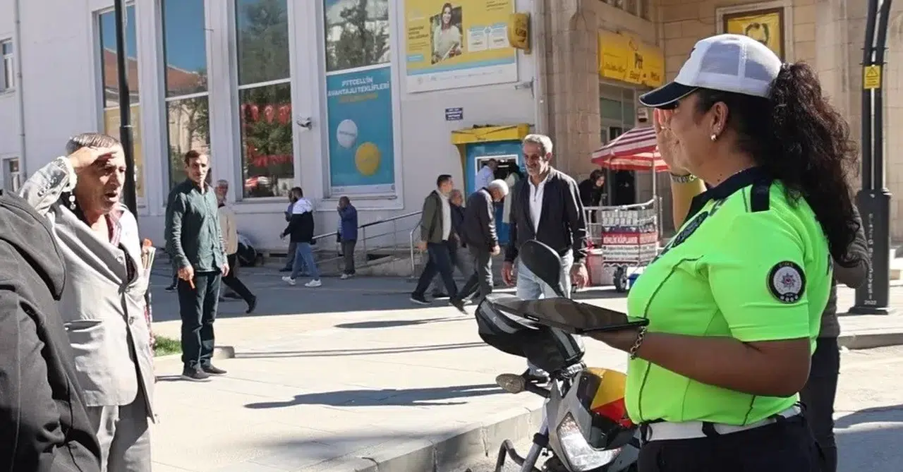 Bayan Polise ‘Komutanım’ Diyerek Tekmil Verdi: O Anlar İzleyenleri Güldürdü