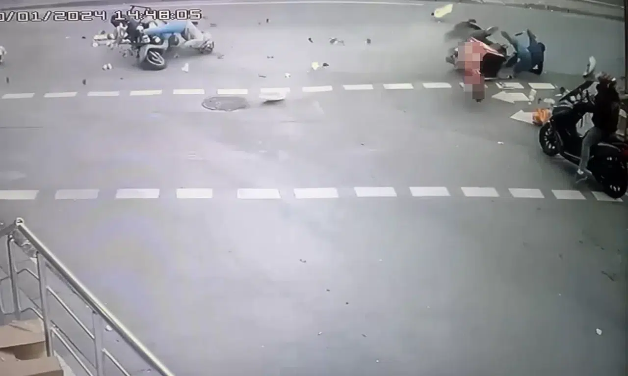 Bayrampaşa’da İki Motosikletli Çarpıştı: Feci Kaza Kameraya Yansıdı