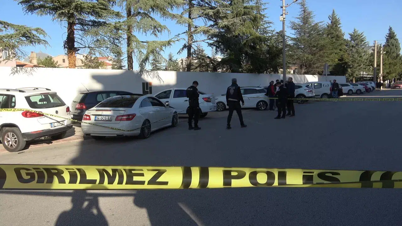 Bıçaklanmış Halde Arabasıyla Gitmek İsteyen Şahıs Hayatını Kaybetti