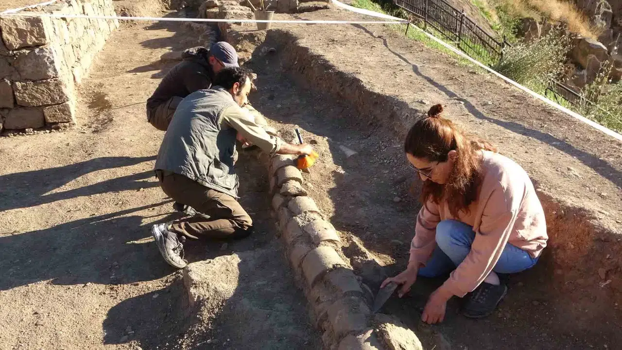 Bitlis Kalesi’nde Yapılan Hafriyatlarda 500 Yıllık Su Künkleri Bulundu