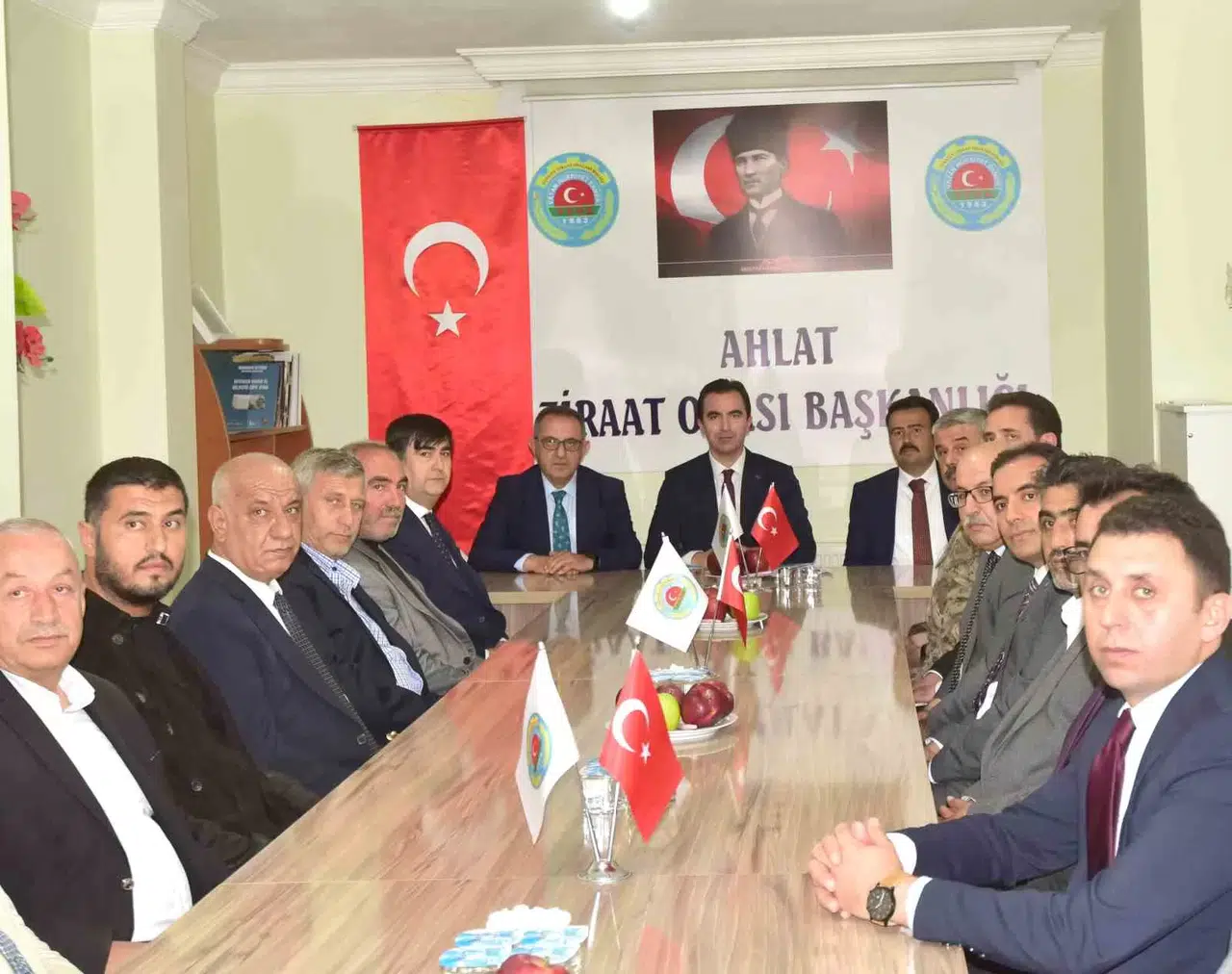 Bitlis Valisi Karakaya, Çiftçilerle Bir Ortaya Geldi