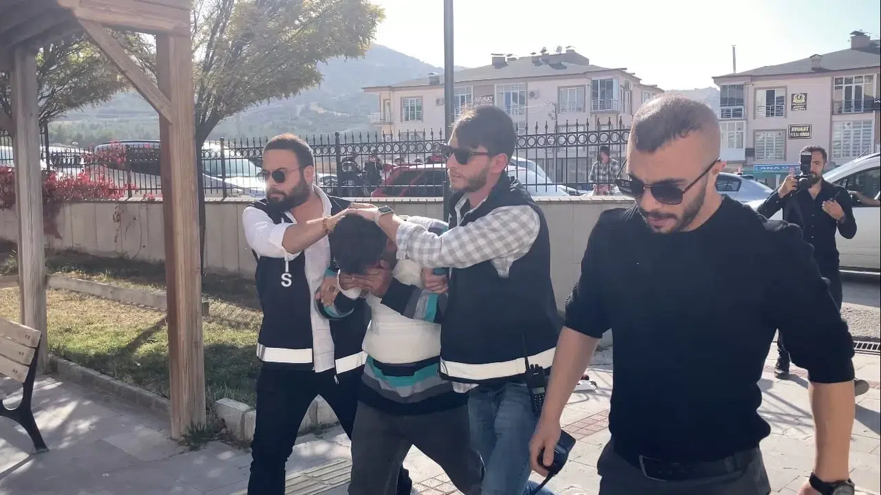 Burdur’da Yaşlı Adamı Öldürüp Karısını Yaralayan Zanlı 3. Sefer Hakim Karşısında