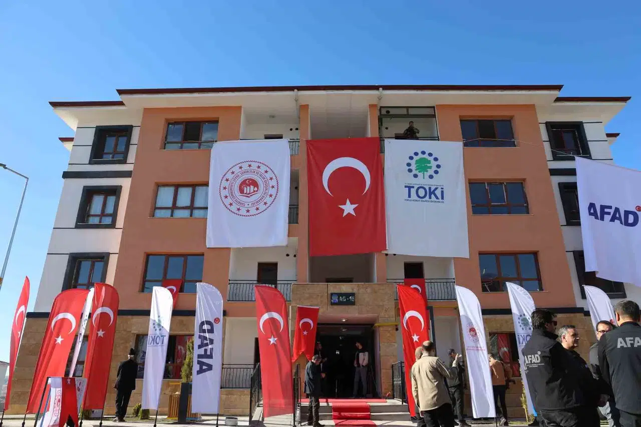 Cumhurbaşkanı Erdoğan’ın İştirakiyle Elazığ’da 569 Sarsıntı Konutunun Kurası Çekildi