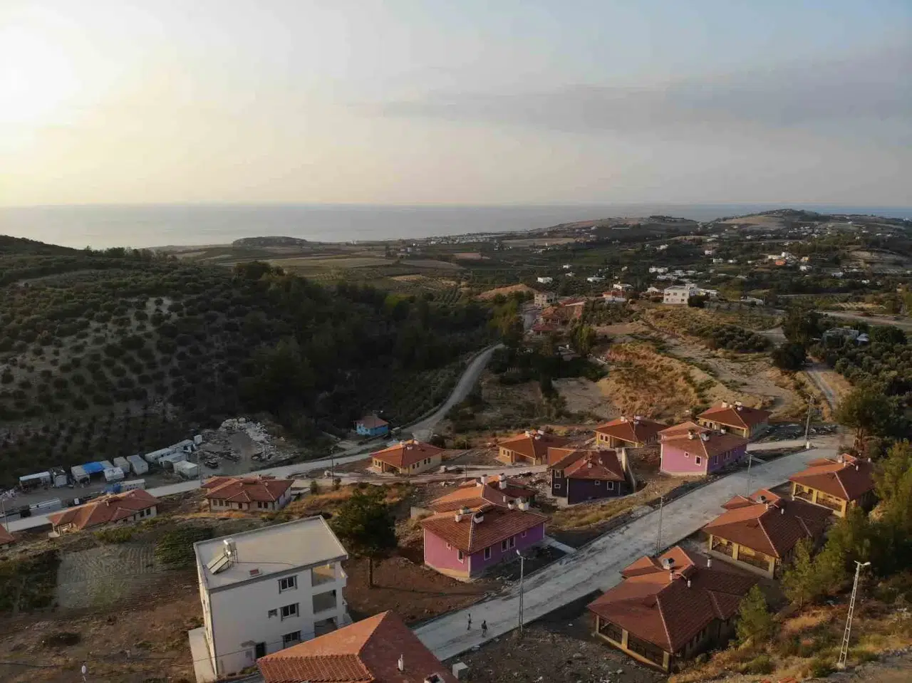 Deniz Görünümlü Köy Konutları, Mimarisi ve Dayanıklılığıyla Mest Ediyor