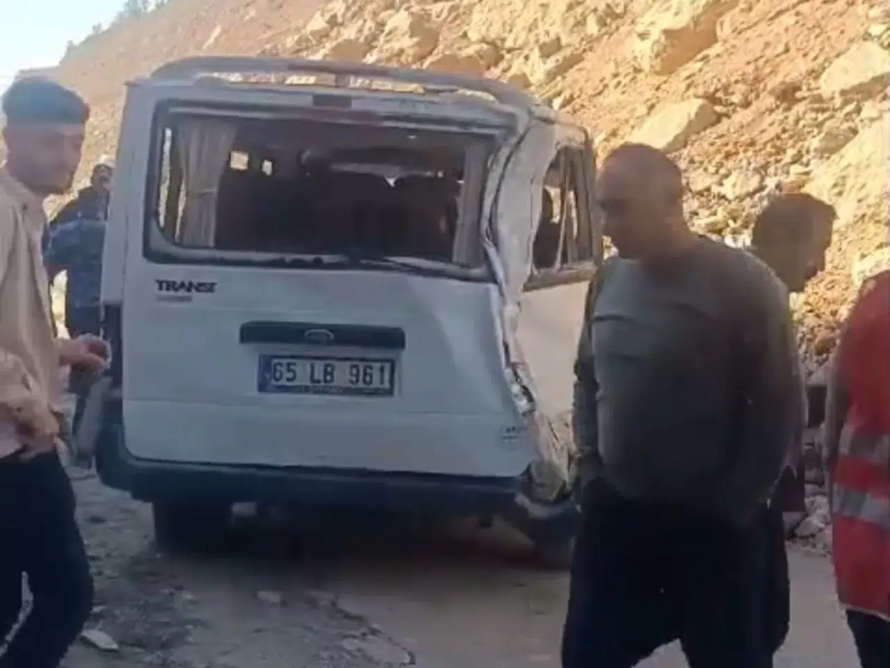 Dev Kayalar Minibüsün Üzerine Düştü