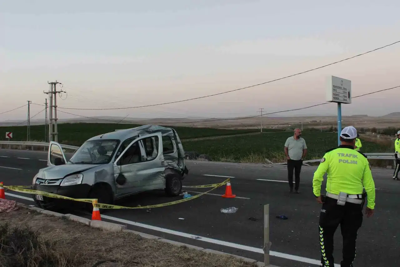 Durakta Bekleyen Öğretmenleri Alan Araca Kamyon Çarptı: 1 Meyyit, 5 Yaralı