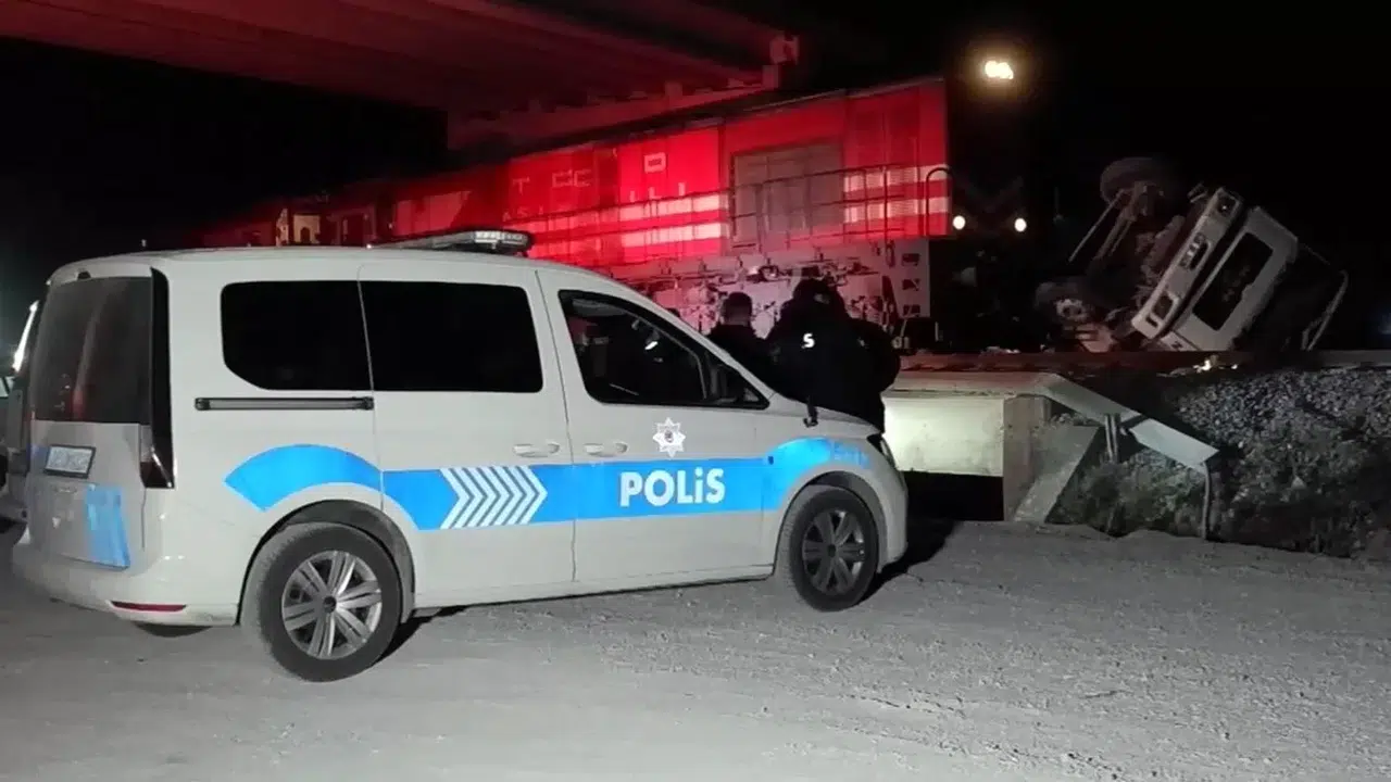 Edirne’de Yolcu Treni Beton Pompasına Çarptı