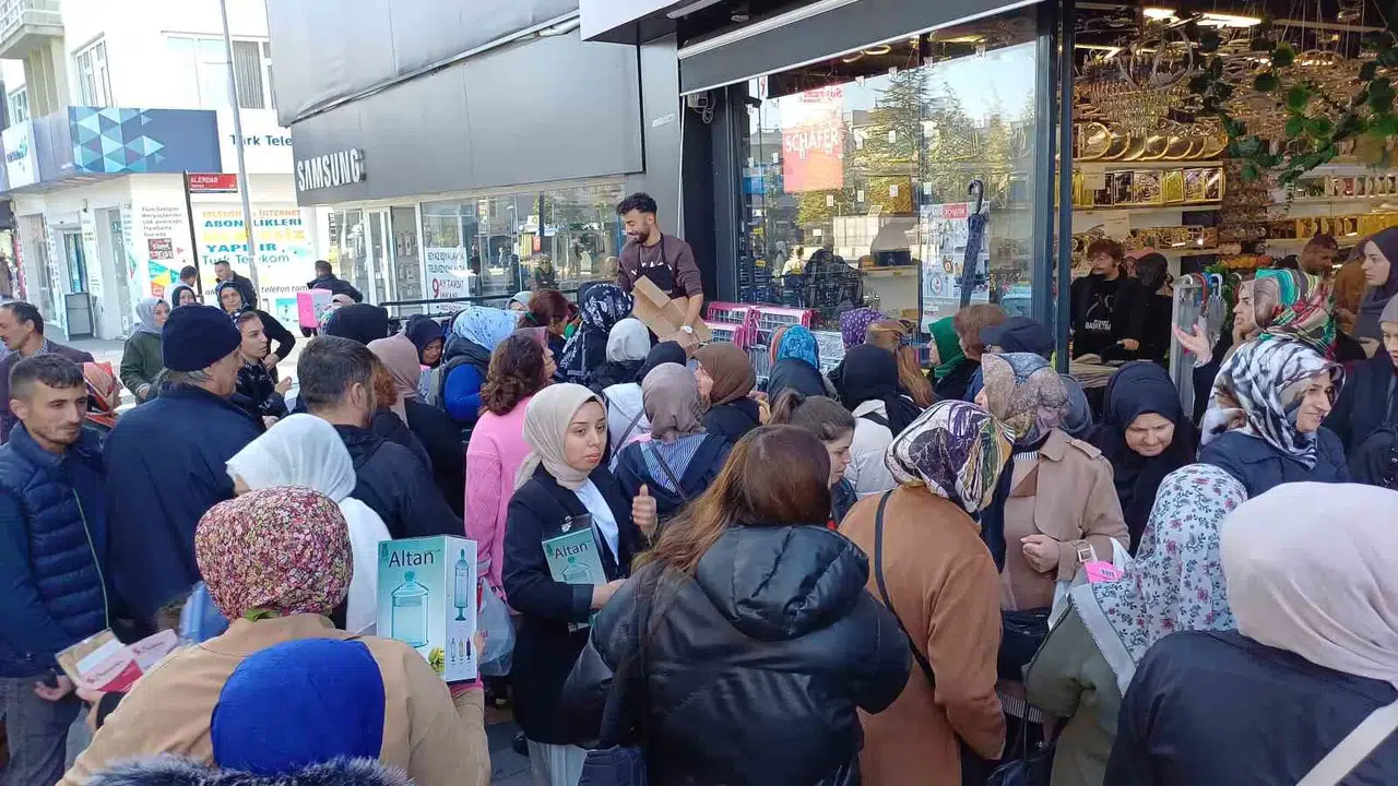 Fiyatı Ucuz Eserler İzdihama Neden Oldu