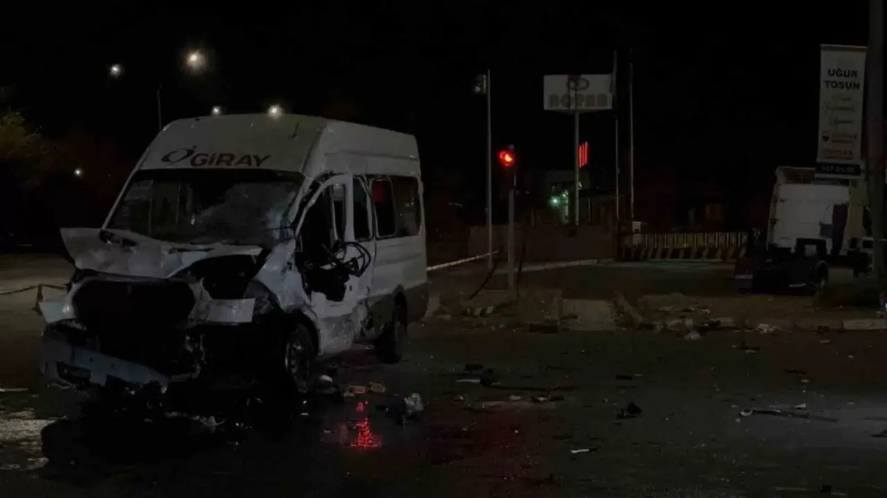 Gaziantep’te Tır Personel Servisine Çarptı: 3’ü Ağır 13 Yaralı