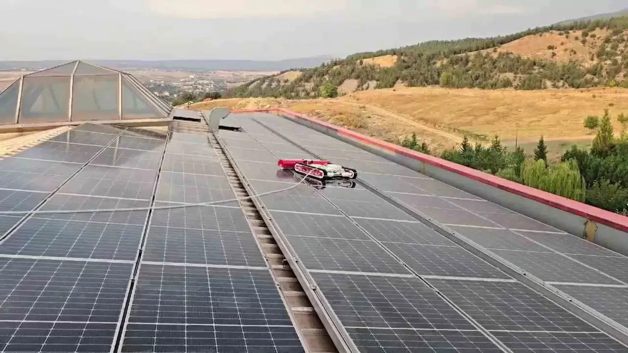 Güneş Panellerinde Kirlilikten Kaynaklanan Üretim Kayıpları Temizleme Robotu ile Giderilecek