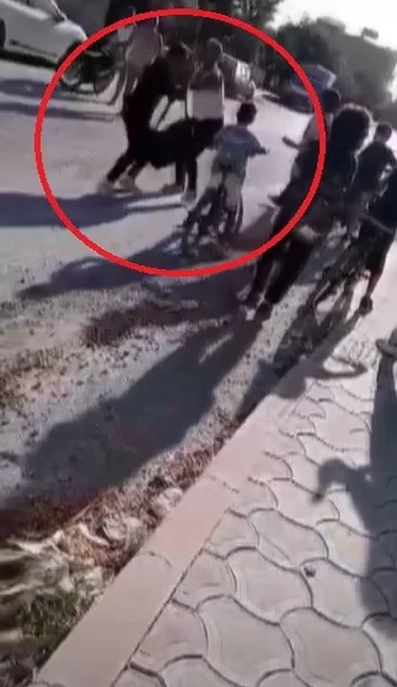 Gürültüye Reaksiyon Gösteren Şahsın 12 Yaşındaki Çocuğu Dövdüğü Anlar Kamerada