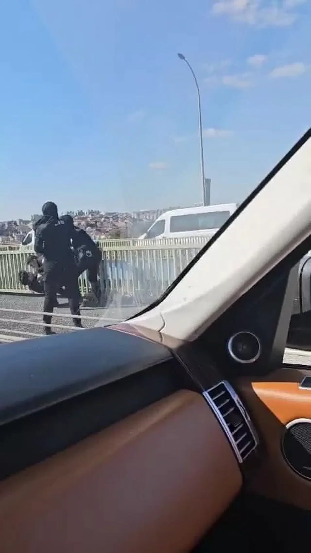 Haliç Köprüsü’nde Polis, İntihar Teşebbüsünü Bu türlü Engelledi