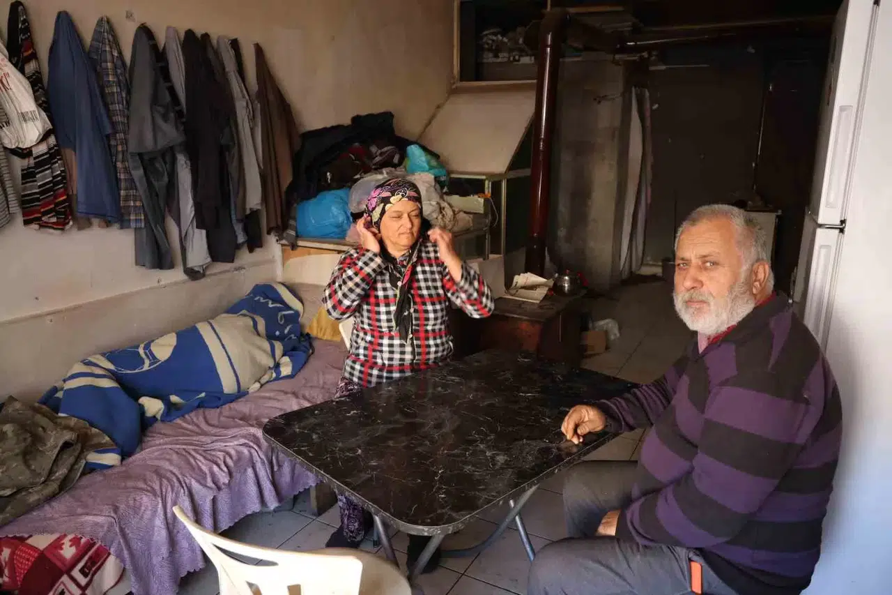 Hasta Oğullarının Tedavisi İçin Meskenlerini Kiraya Veren Aile 1 Yıldır Dükkanda Yaşıyor
