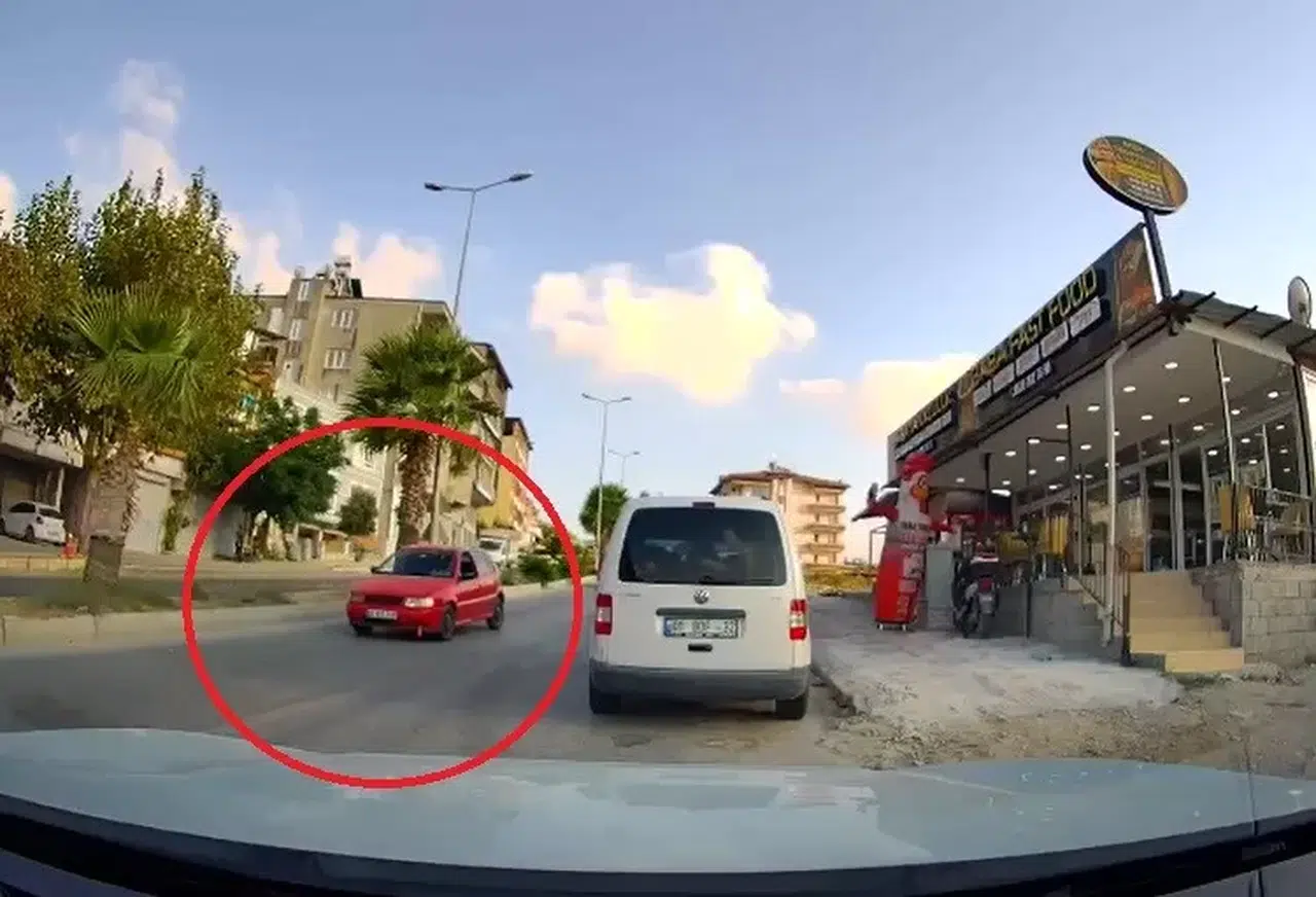 Herkesin Düz Gittiği İstikamette Geri Geri Giden Şoför Kamerada