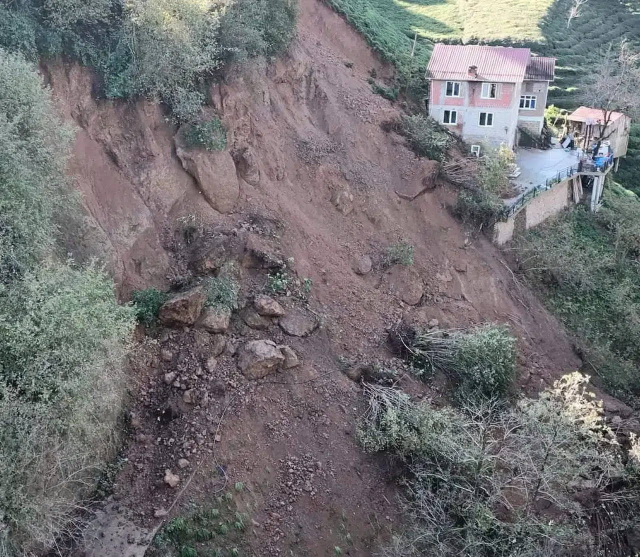 Heyelanda Dev Kayalar Yolu Kapattı, Komşu İnadı İstinat Duvarına Müsaade Vermedi