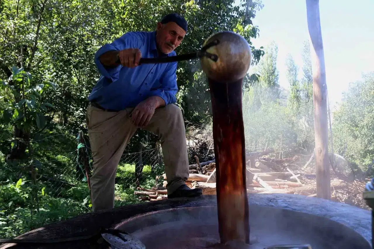 Hizan’da Asırlardır Doğal Tekniklerle Üzüm Pekmezi Üretiliyor