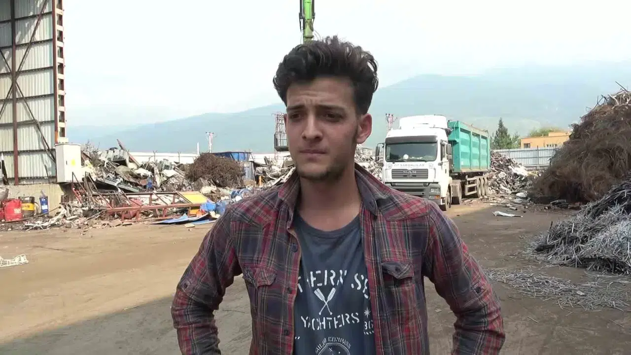Hurda Yığını İçerisindeki Türk Bayrağını Elleriyle Çıkararak İş Makinesine Astı