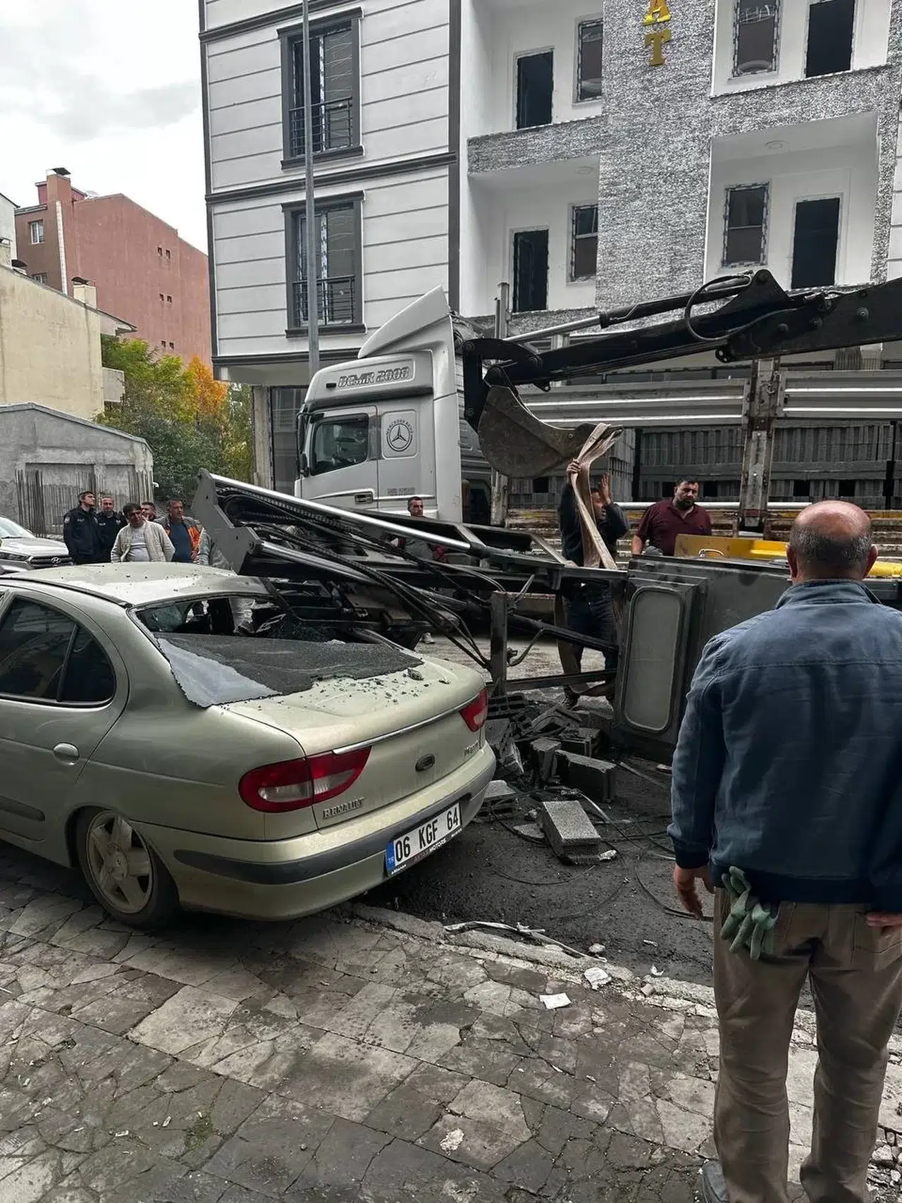 İnşaata Forklift Tuğlaları Taşırken Arabanın Üzerine Devrildi