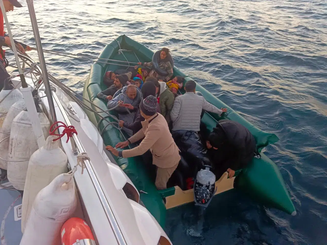 İzmir Açıklarında 40 Sistemsiz Göçmen Yakalandı, 29’u Kurtarıldı