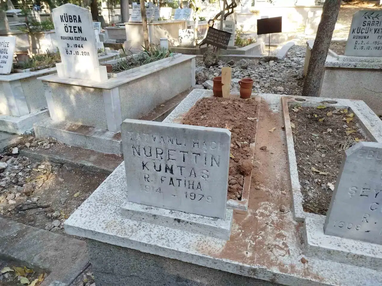 İzmir’de Şoke Eden Olay: "Mezardan Kimliği Bilinmeyen İki Kişinin Kemikleri Daha Çıktı"