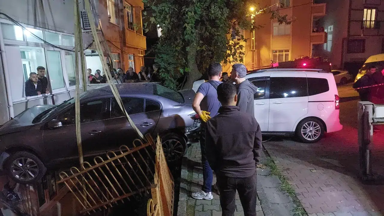 Kağıthane’de Freni Boşalan Ticari Araç Park Halindeki Arabaya Çarptı: 2 Yaralı