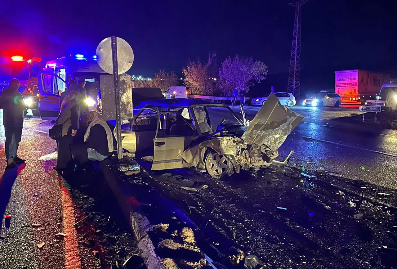 Manisa’da Feci Kaza... Kavşakta İki Araba Çarpıştı: 2’si Ağır 6 Yaralı
