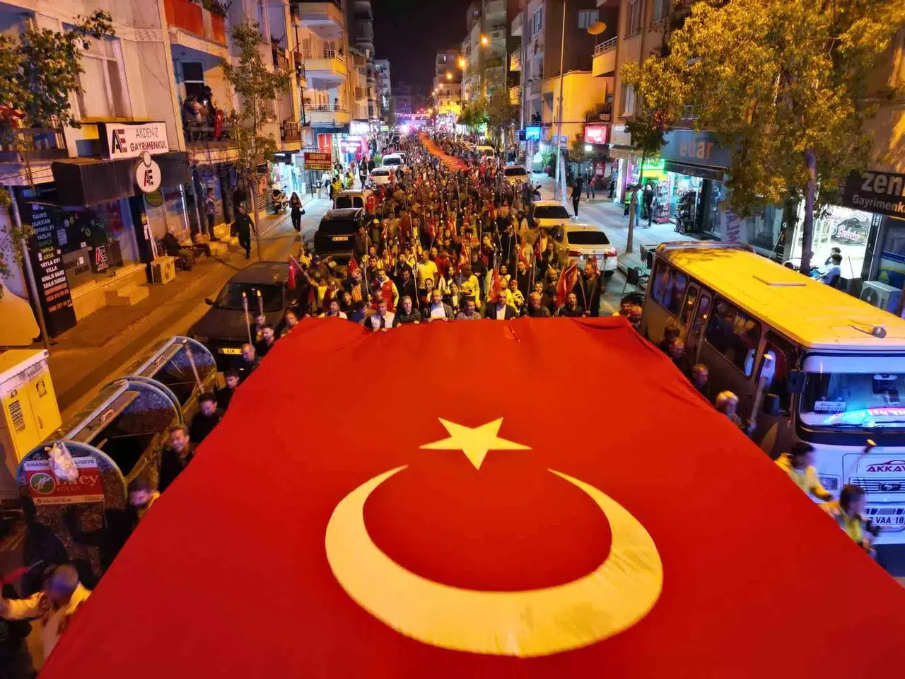 Mersin Erdemli’de Binlerce Kişi Meşaleli Bayrak Yürüyüşüne Katıldı