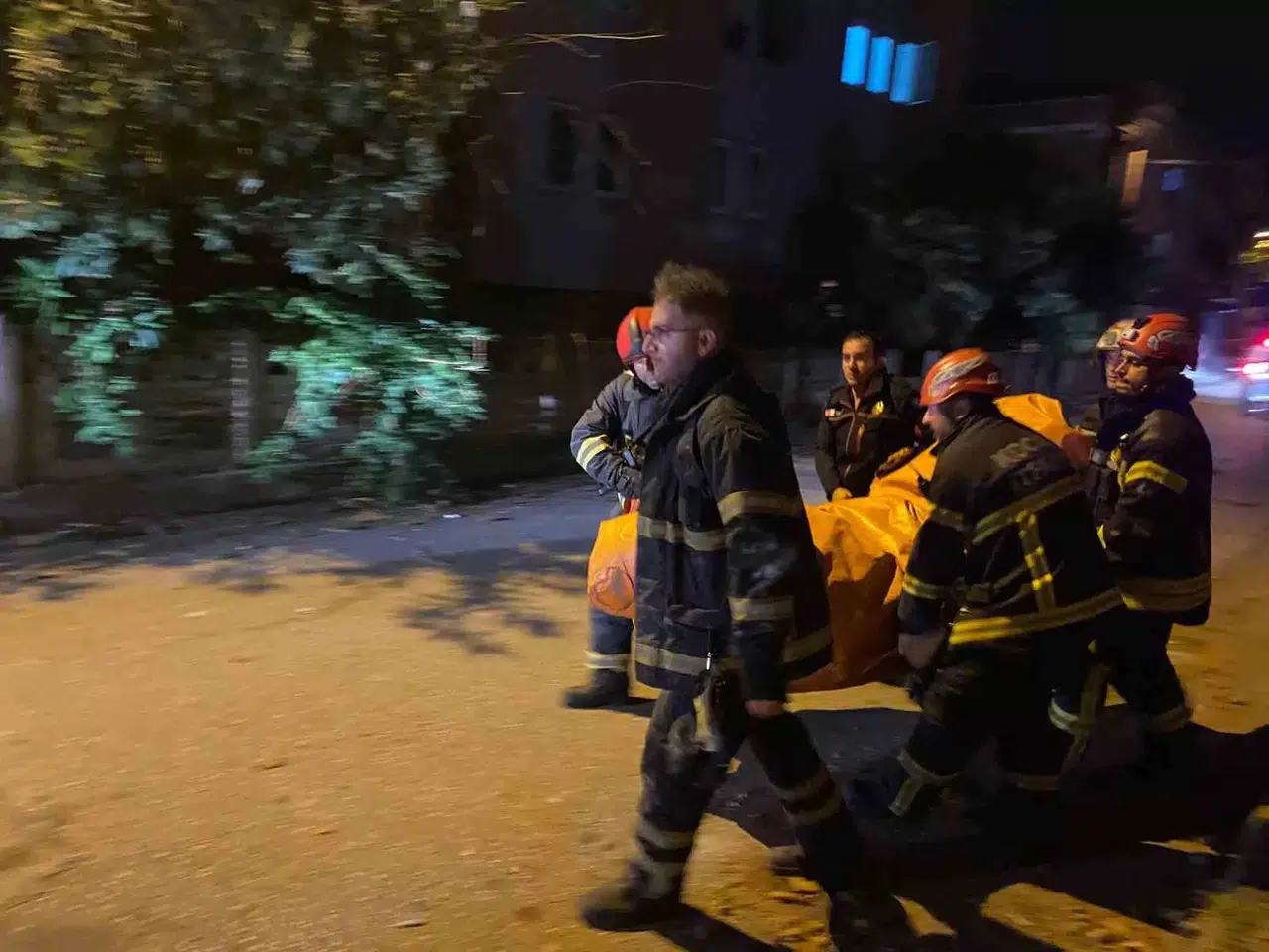 Misafirliğe Gittiği Konutun Çatısına Çıkıp Takımları Seferber Etti