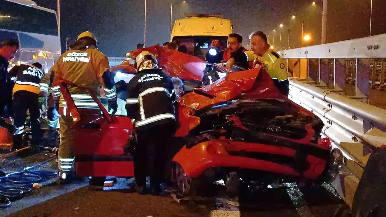 Otoyolda Tıra Arttan Çarpan Araba Hurdaya Döndü: 4 Yaralı