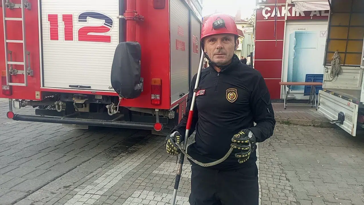 Park Halinde Minibüse Giren Yılan, İtfaiyenin Müdahalesiyle Çıkarıldı