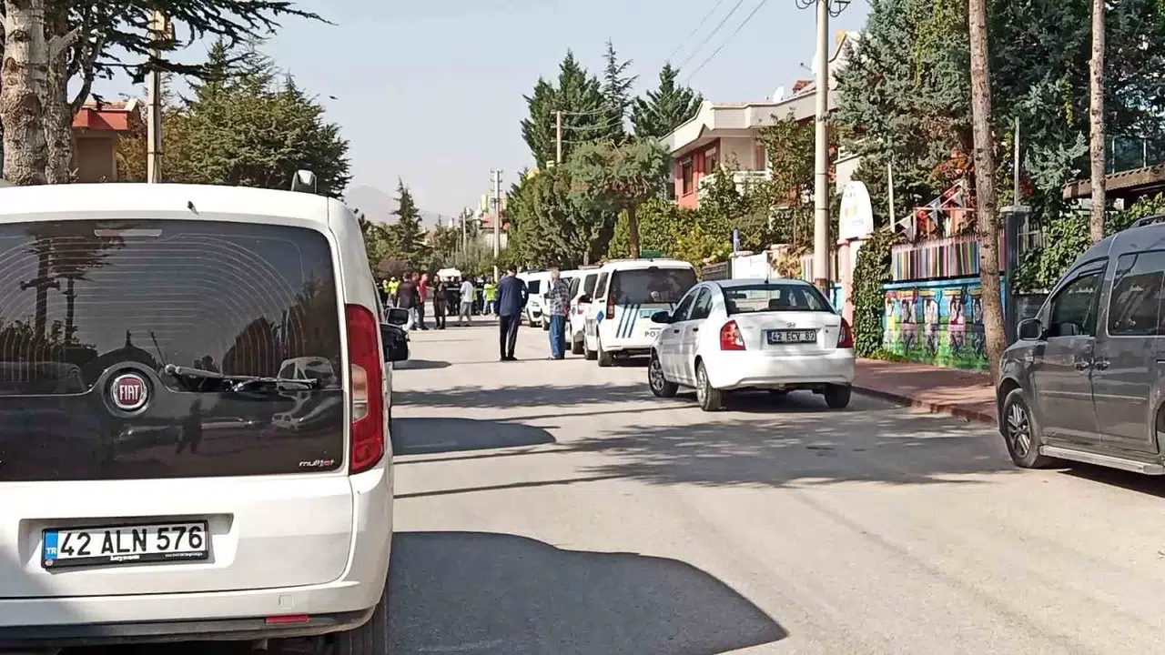 Polise Bıçaklı Hücum Anı Güvenlik Kamerasına Yansıdı