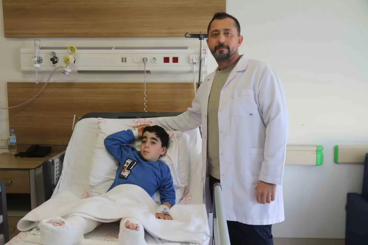 Rahatsızlığından Ötürü Yürüyemeyen Çocuk Tedavi Sonrası Adım Atacağı Günü Bekliyor