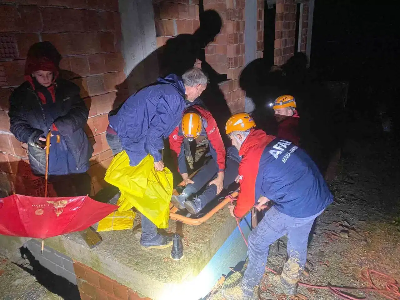 Rize’de Heyelan Riski Nedeniyle Bir Mesken Tahliye Edildi, Yaşlı Hasta Sedye ile Taşındı