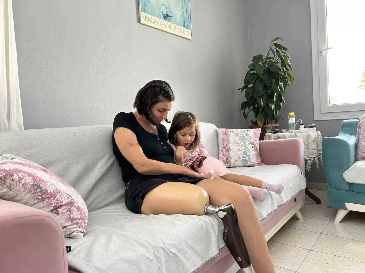 Sarsıntıda Eşini ve Kızını Kaybeden Acılı Anneye Sıfır Diyerek İkinci El Protez Bacak Sattılar