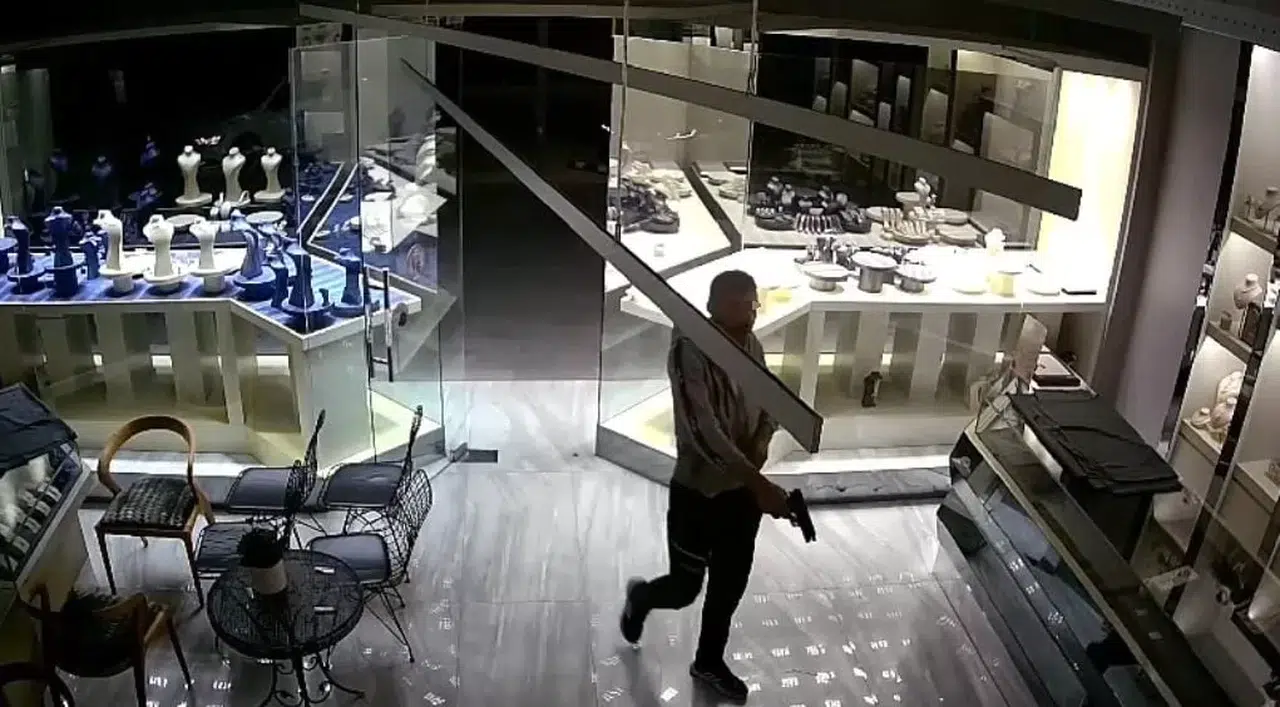 Soyguncuların Silahının Tutukluk Yapması Kuyumcuyu Mevtten Kurtardı