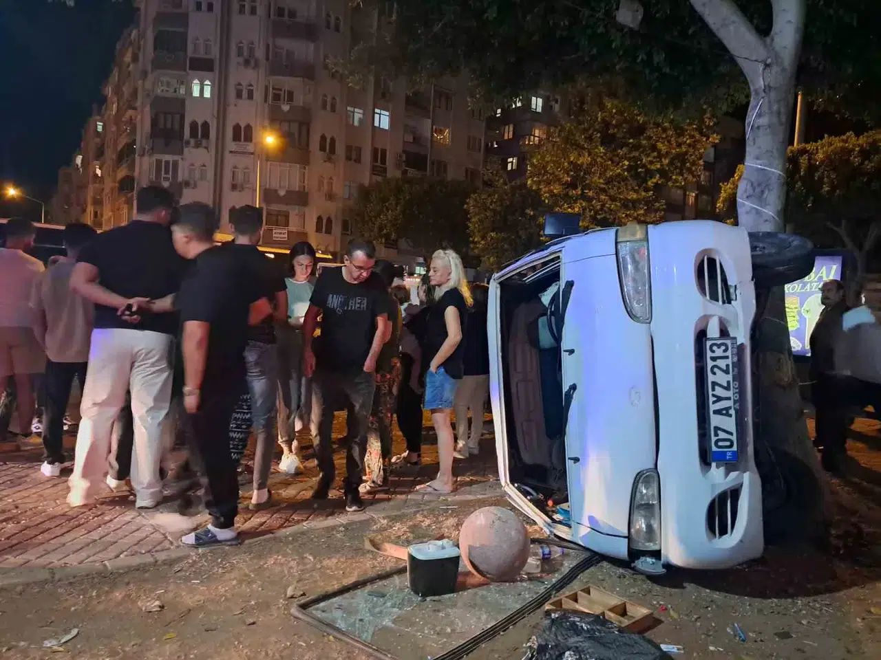 Ticari Taksi ile Minibüs Çarpıştı, Ortalık Savaş Alanına Döndü