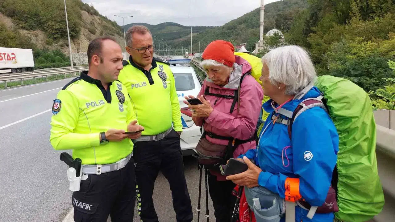 Venedik’ten Yola Çıkan 73 ve 79 Yaşındaki Bayan Muharrirlerin Yürüyerek  İpekyolu Seyahati