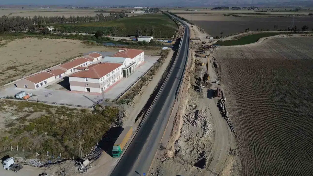 Zelzelenin Yapboz Üzere Parçalayarak 4 Metreyi Bulan Kırıklar Oluşturduğu Yolda Birinci Köprü İnşası Tamamlandı