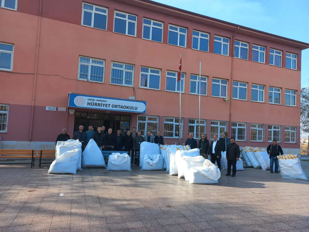 Binlerce Öğrenciye Mont Armağan Etti