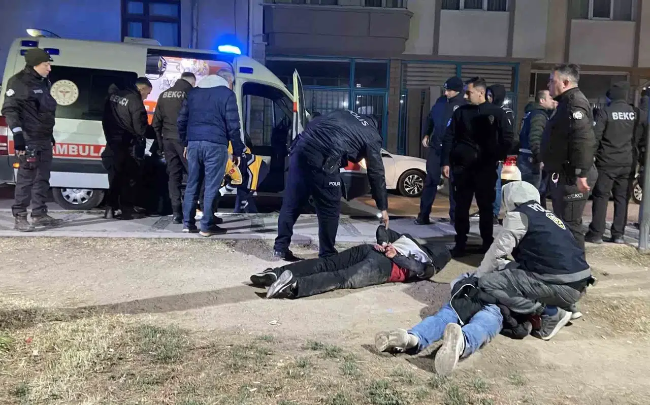3 Kişinin Bıçaklandığı Hengameden Kaçan Şüpheliler Kovalamacayla Yakalandı