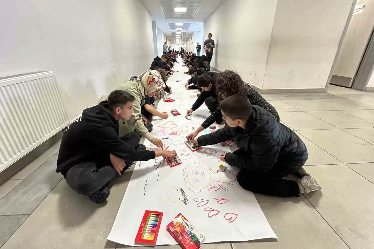 700 Öğrenci ‘Sevgiyi Çiziyorum’ Temasıyla Öğretmenlerine Olan Hislerini Resmetti