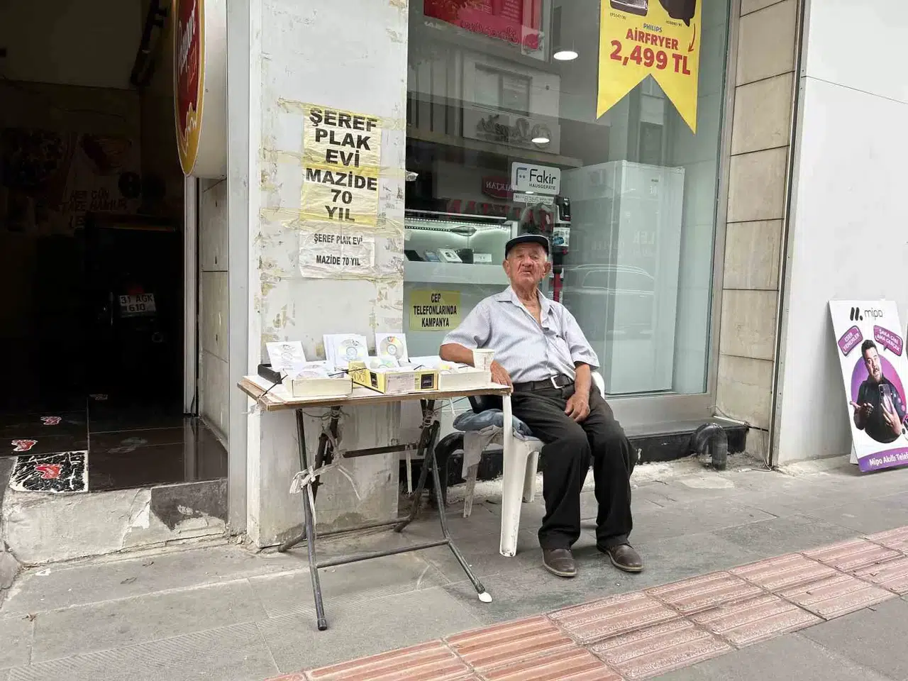 90 Yaşındaki Adam, 70 Yıldır Plak ve Cd Satarak Mesai Yapıyor