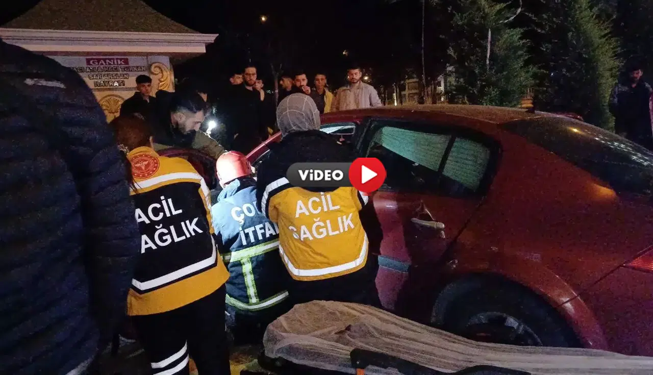 Araçta Sıkışan Sürücüyü İtfaiye Ekipleri Kurtardı