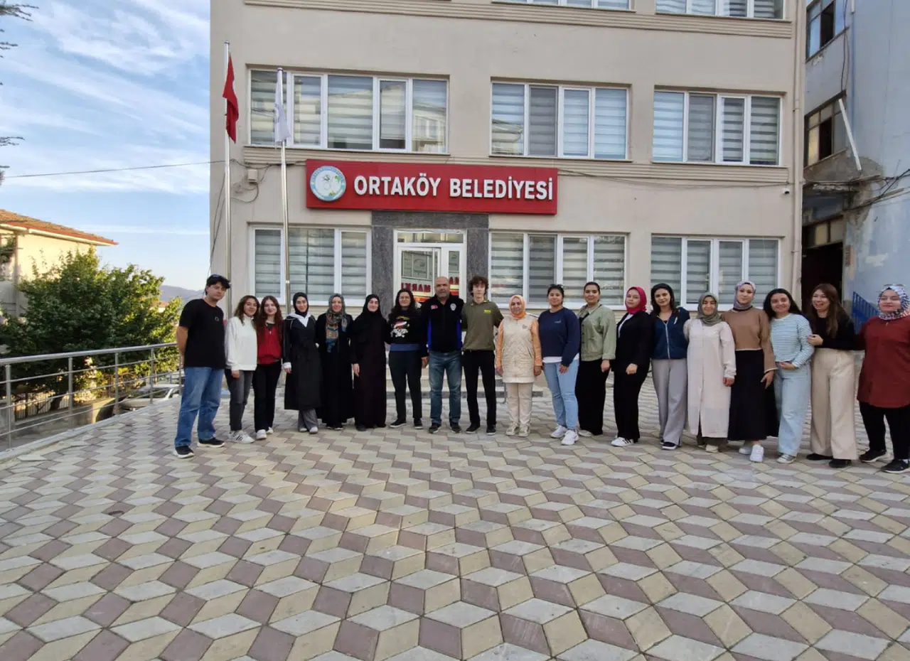 Gençlere Ortaköy'ün Tarihini ve Geleneklerini Anlattı