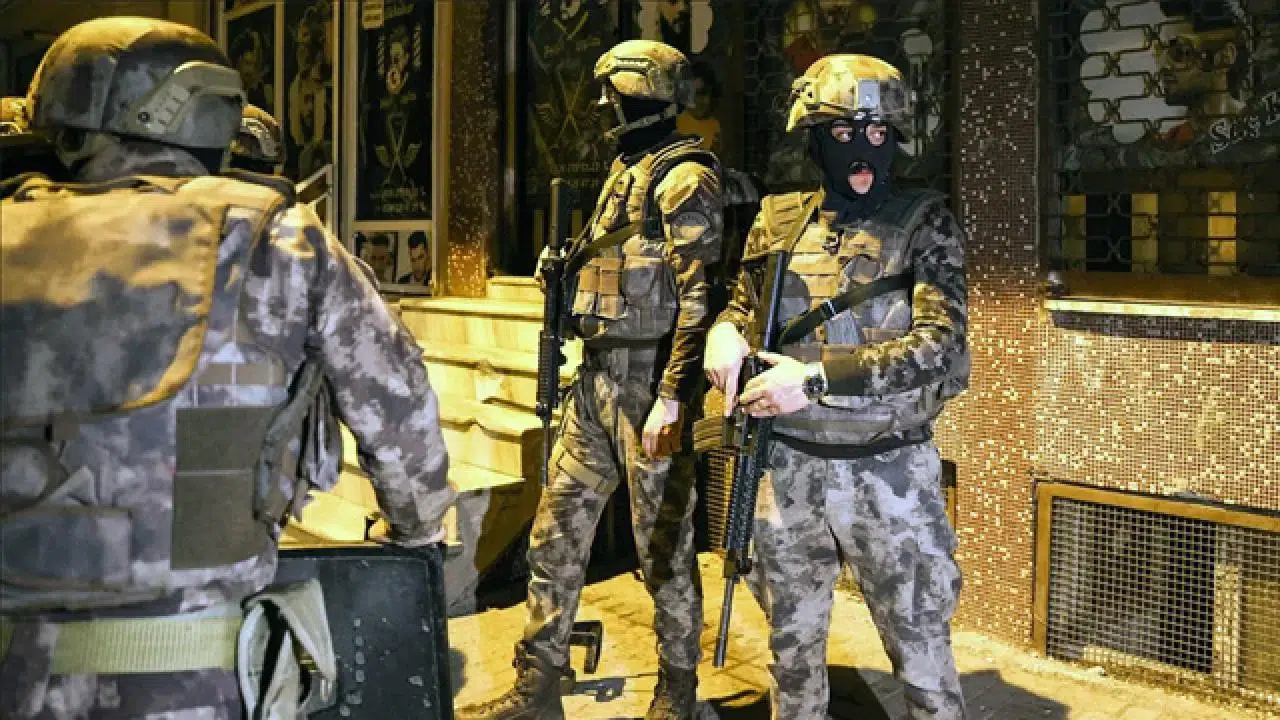 FETÖ Operasyonunda Yüzlerce Kişi Yakalandı